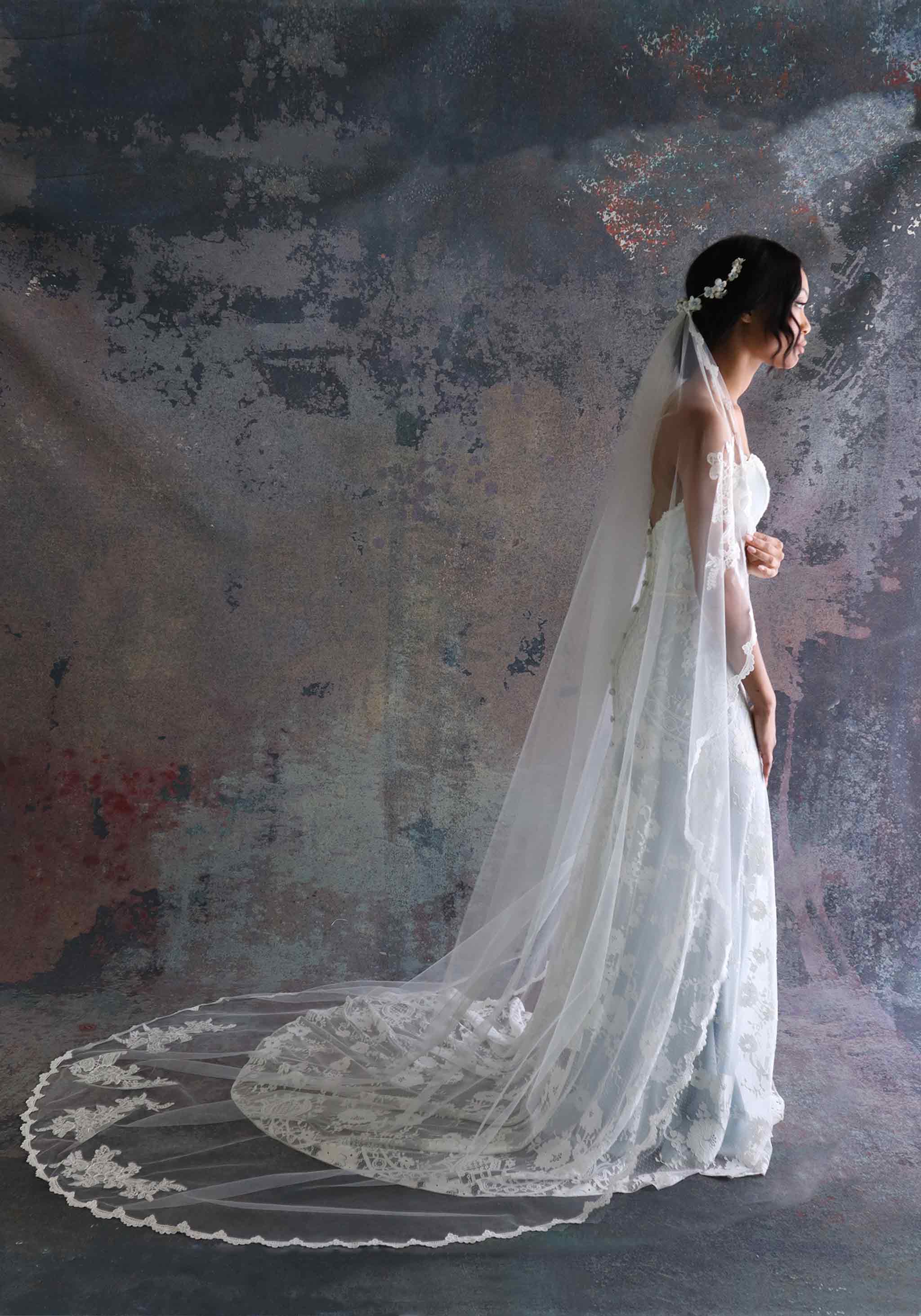 Scalloped lace veil