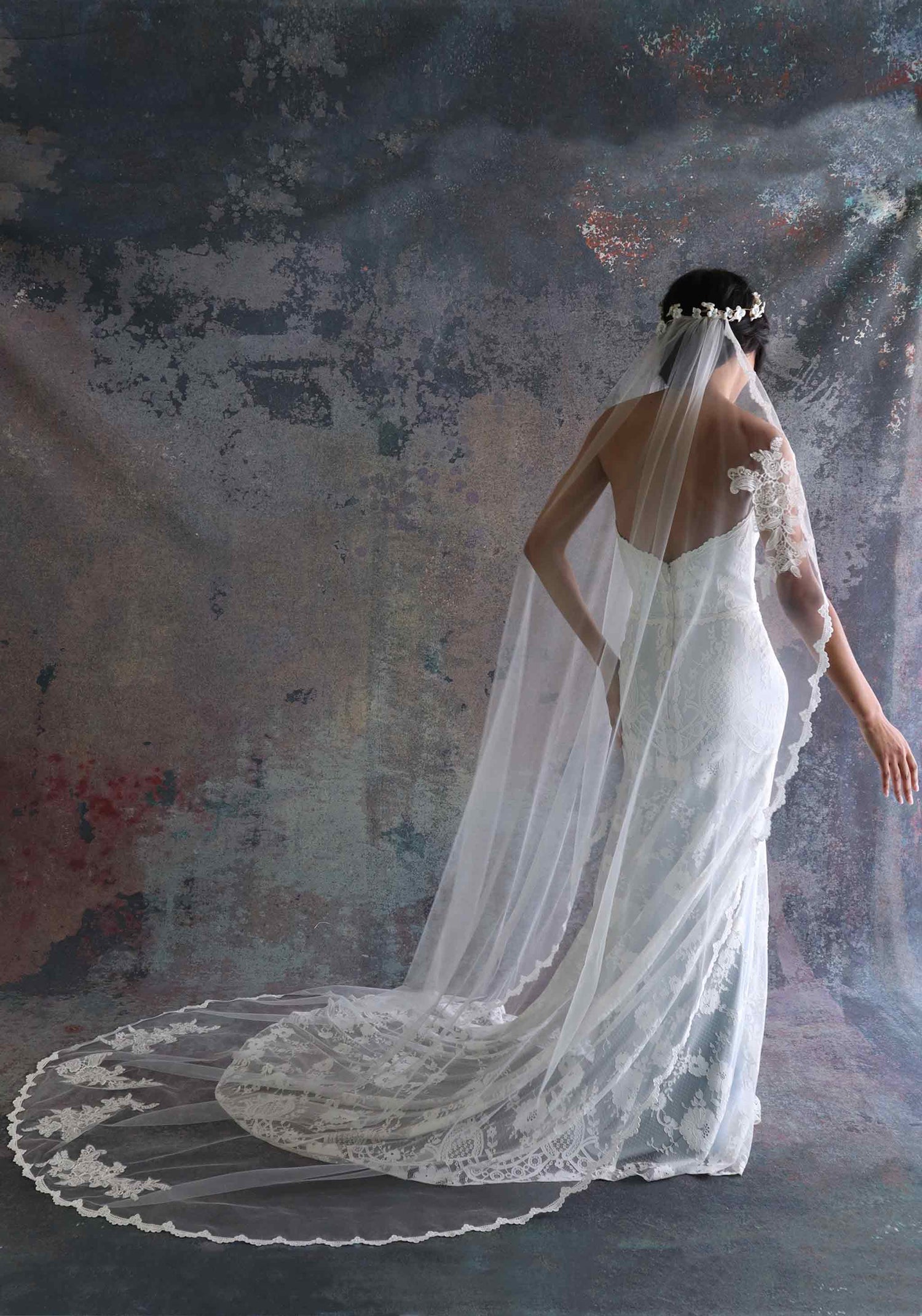 Beverly Scalloped Lace Adorned Veil Claire Pettibone Ivory / Classic Fingertip (44"/112cm) Beverly Scalloped Lace Adorned Veil Claire Pettibone Ivory / Classic Fingertip (44"/112cm)