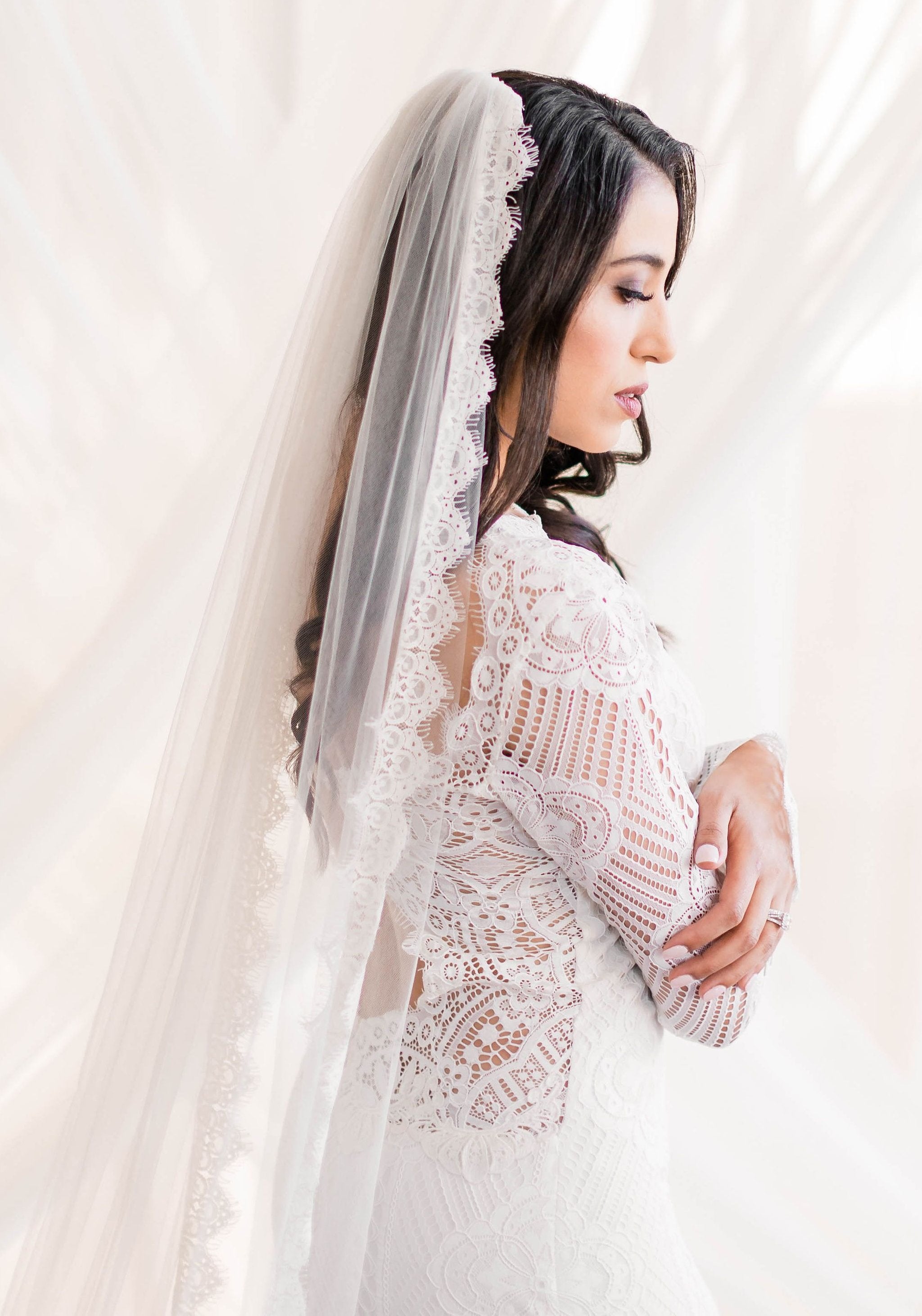 Long veil with outlet lace trim