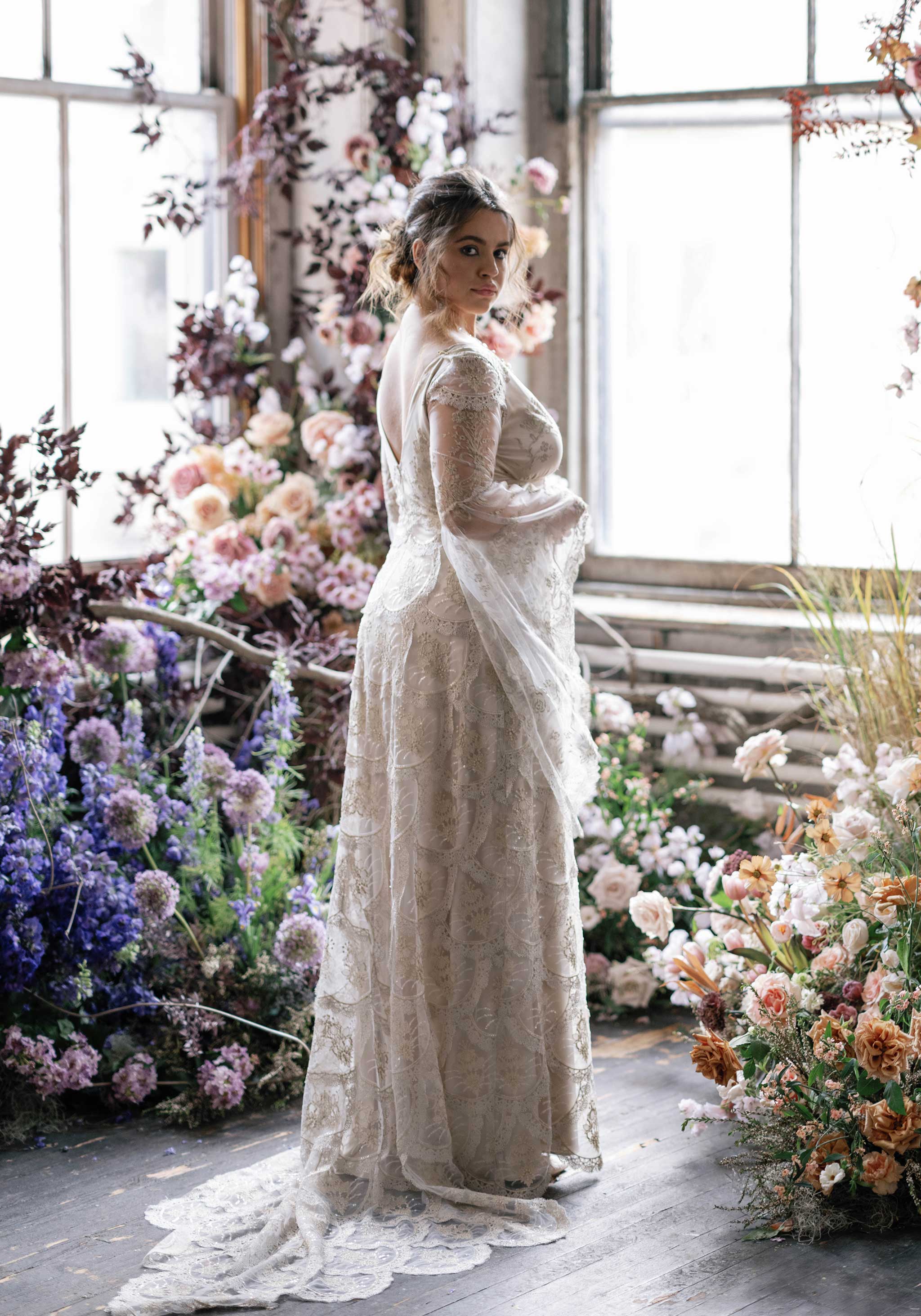 Wedding dress with sheer short sleeves and flowing skirt | INVITADISIMA